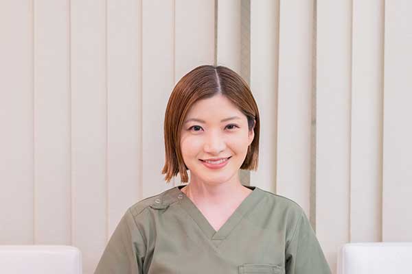 歯科医師：秋澤 澪奈